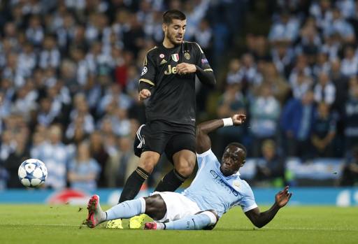 Un tackle di Sagna su Morata. Action